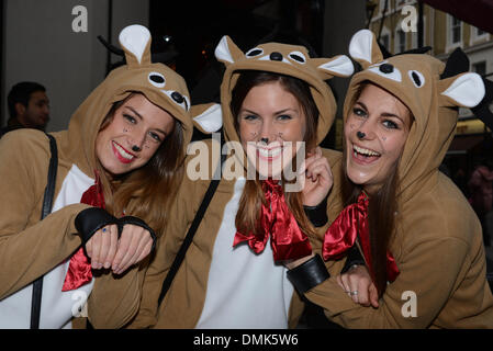 Londra, Regno Unito. Il 14 dicembre 2013. Londra Santacon 2013 pochi perso Santacon a piedi attorno a Trafalgar Square e Covent Garden di Londra. Credito: Vedere Li/Alamy Live News Foto Stock