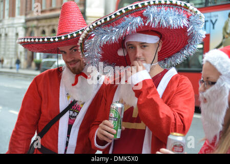 Londra, Regno Unito. Il 14 dicembre 2013. Londra Santacon 2013 pochi perso Santacon a piedi attorno a Trafalgar Square e Covent Garden di Londra. Credito: Vedere Li/Alamy Live News Foto Stock