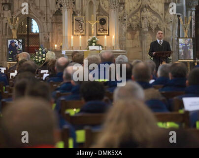 Magdeburg, Germania. Xiv Dic, 2013. Il segretario di Stato parlamentare presso il Ministero Federale degli Interni, Christoph Bergner (CDU), parla a un servizio di lutto per le vittime di un incidente in barca presso la Cattedrale di Magdeburgo, Germania, 14 dicembre 2013. Il servizio di lutto per due elementi femmina dell'Agenzia federale per il rilievo tecnico (THW) ha visto la partecipazione di oltre 800 persone. Una barca capovolta sull'Elba il 23 novembre 2013. Due giovani donne sono state scattate in ospedale e vi morì poco dopo. Foto: Jens WOLF/dpa/Alamy Live News Foto Stock