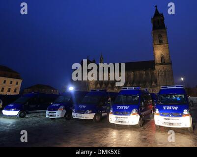 Magdeburg, Germania. Xiv Dic, 2013. I veicoli del THW stand davanti alla cattedrale dopo un servizio di lutto per le vittime di un incidente in barca a Magdeburgo, Germania, 14 dicembre 2013. Il servizio di lutto per due elementi femmina dell'Agenzia federale per il rilievo tecnico (THW) ha visto la partecipazione di oltre 800 persone. Una barca capovolta sull'Elba il 23 novembre 2013. Due giovani donne sono state scattate in ospedale e vi morì poco dopo. Foto: Jens WOLF/dpa/Alamy Live News Foto Stock