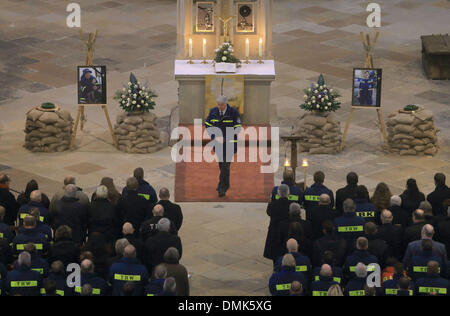 Magdeburg, Germania. Xiv Dic, 2013. Presidente della THW, Albrecht Broemme (C), parla a un servizio di lutto per le vittime di un incidente in barca presso la Cattedrale di Magdeburgo, Germania, 14 dicembre 2013. Il servizio di lutto per due elementi femmina dell'Agenzia federale per il rilievo tecnico (THW) ha visto la partecipazione di oltre 800 persone. Una barca capovolta sull'Elba il 23 novembre 2013. Due giovani donne sono state scattate in ospedale e vi morì poco dopo. Foto: Jens WOLF/dpa/Alamy Live News Foto Stock