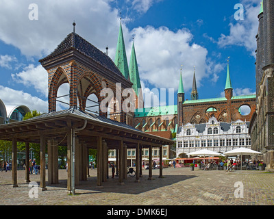 Gogna con City Hall a piazza del mercato, la città anseatica di Lubecca, Schleswig-Holstein, Germania Foto Stock