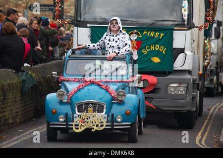 Wimborne, Dorset, Regno Unito. 14 dicembre 2013. La folla si è svolta a guardare la 25° parata di Natale di Wimborne Save the Children. Citroen 2 CV 6 2CV 2CV6 Auto speciale decorata con Tinsel e buon Natale con passeggero vestito in costume da cane da spotty dalmata. Credit: Carolyn Jenkins/Alamy Live News Foto Stock