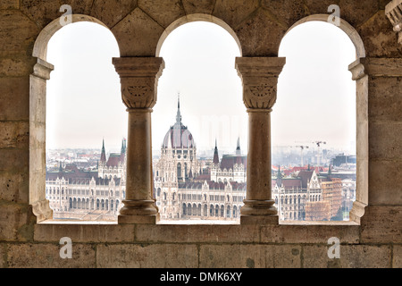 Il Parlamento forma Bastione del Pescatore, Budapest Foto Stock