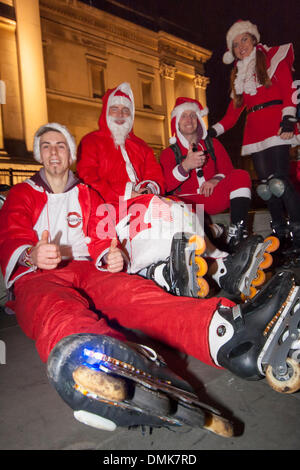 Trafalgar Square, Londra, 14 dicembre 2013. Londra SantaSkate 2013 skaters attendere per l'evento per iniziare a Trafalgar Square. Credito: Paolo Davey/Alamy Live News Foto Stock