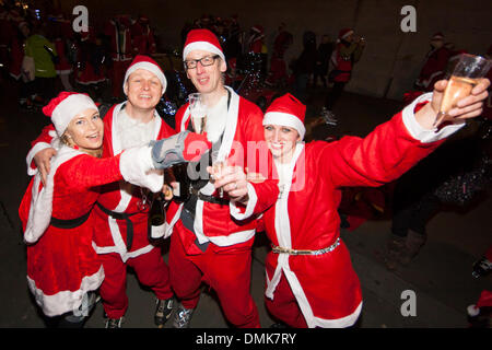 Trafalgar Square, Londra, 14 dicembre 2013. Londra SantaSkate 2013 skaters attendere per l'evento per iniziare a Trafalgar Square. Credito: Paolo Davey/Alamy Live News Foto Stock