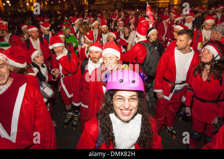 Trafalgar Square, Londra, 14 dicembre 2013. Londra SantaSkate 2013 pattinatori insieme fuori da Trafalgar Square. Credito: Paolo Davey/Alamy Live News Foto Stock