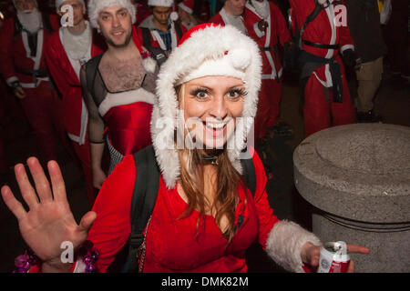 Trafalgar Square, Londra, 14 dicembre 2013. Londra SantaSkate 2013 pattinatori insieme fuori da Trafalgar Square. Credito: Paolo Davey/Alamy Live News Foto Stock