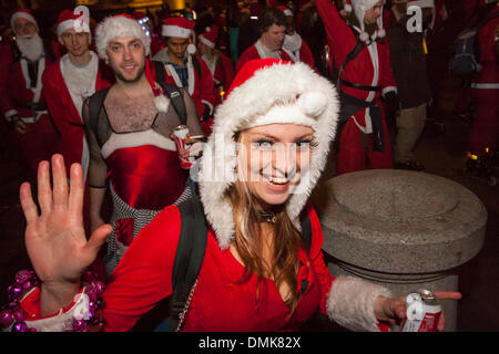 Trafalgar Square, Londra, 14 dicembre 2013. Londra SantaSkate 2013 pattinatori insieme fuori da Trafalgar Square. Credito: Paolo Davey/Alamy Live News Foto Stock