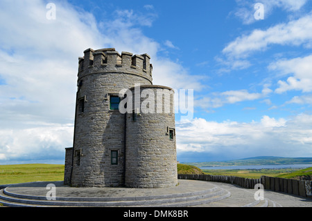 Medieval O'Brien's Tower presso la costa atlantica di Irlanda presso le scogliere di Moher, nella contea di Clare. Foto Stock