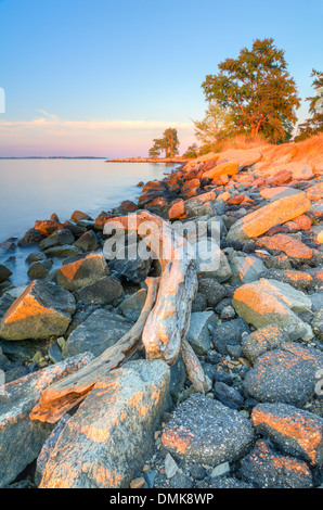 Tramonto sulle rive del Fort Smallwood parco dello Stato del Maryland. Per ulteriori informazioni si veda il sito www.simoncrumpton.co.uk Foto Stock
