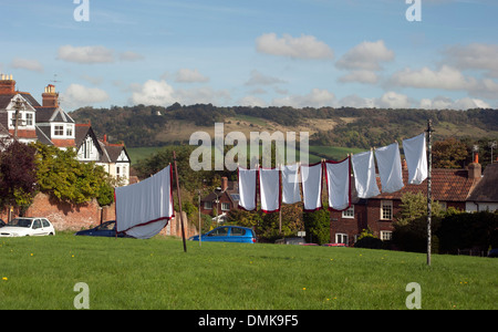 Comuni Linee di lavaggio sulla brughiera a South Terrace, Dorking Surrey, Inghilterra, Regno Unito. Foto Stock