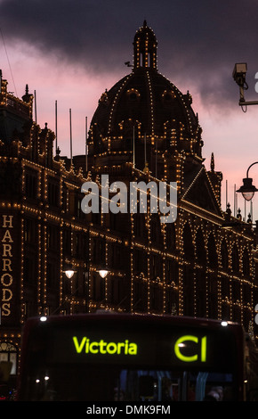 I grandi magazzini Harrods in Knightsbridge, Londra UK a tempo di Natale. Foto Stock