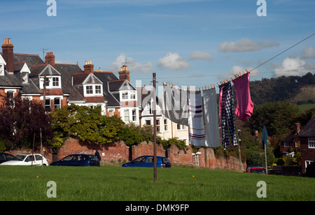 Comuni Linee di lavaggio sulla brughiera a South Terrace, Dorking Surrey, Inghilterra, Regno Unito. Foto Stock