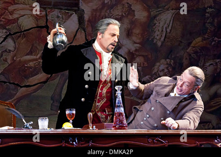 Il Barone Scarpia (Raymond Aceto, a sinistra) e la spoletta (Dennis Petersen), Tosca, Santa Fe Opera Santa Fe, New Mexico USA Foto Stock