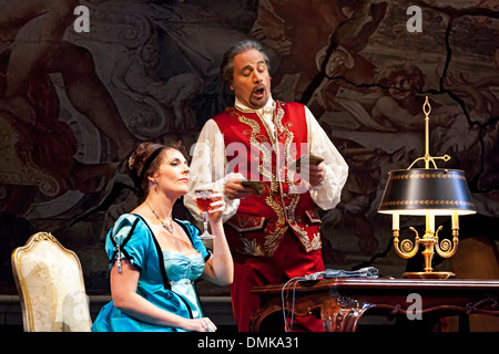 Tosca (Amanda Echalaz) e il barone Scarpia (Raymond Aceto), Tosca, Santa Fe Opera Santa Fe, New Mexico USA Foto Stock