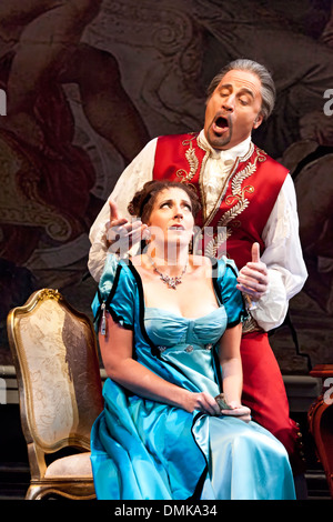 Tosca (Amanda Echalaz) e il barone Scarpia (Raymond Aceto), Tosca, Santa Fe Opera Santa Fe, New Mexico USA Foto Stock