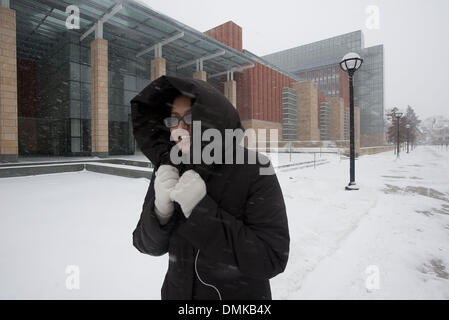 Ann Arbor, Michigan, Stati Uniti d'America. Xiv Dic, 2013. Un BBA student passeggiate passato il Ross School of Business di un mite tempesta di neve su University of Michigan campus in Ann Arbor, MI sul dicembre 14, 2014. Credito: Mark Bialek/ZUMAPRESS.com/Alamy Live News Foto Stock