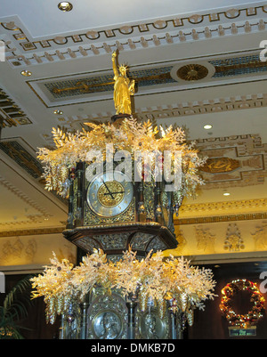 Riccamente intagliato orologio in bronzo al Waldorf-Astoria Hotel, NYC Foto Stock