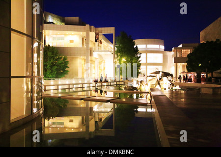 Il Getty Center riflesso nell'acqua Foto Stock