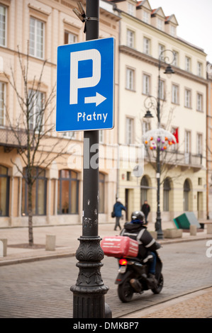 Parcheggio segno blu sul post e scooter la guida Foto Stock