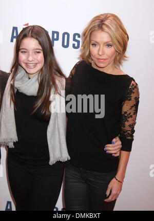 Dic. 13, 2013 - New York New York, Stati Uniti - KELLY RIPA e LOLA CONSUELOS frequentare Z100's 2013 Jingle sfera mantenuta a Madison Square Garden. (Credito Immagine: © Nancy Kaszerman/ZUMAPRESS.com) Foto Stock