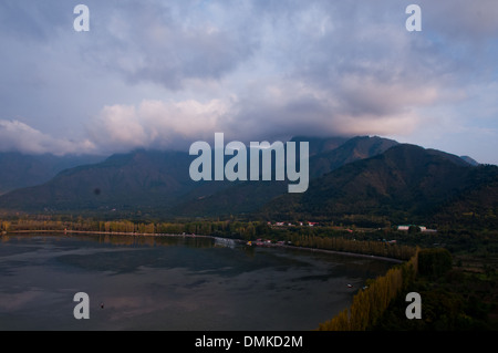 Dal lago famoso per i suoi giardini, laghetti e case galleggianti in Srinigar, Jammu e Kashmir. Foto Stock