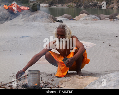 Indian sadhu sulle rive del Gange Foto Stock