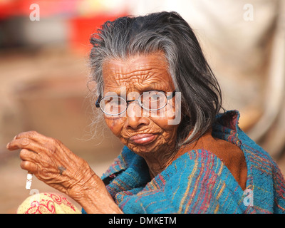 Molto vecchia donna indiana Sigaretta fumare Foto Stock