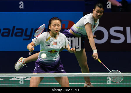 Kuala Lumpur, Malesia. 15 Dic, 2013. Codolo Jinhua (R) e Ma Jin della Cina competere durante il doppio femminile finale contro Rytter descrivono Juhl e Christinna Pedersen della Danimarca al mondo BWF Superseries Finals di Kuala Lumpur in Malesia, Dec, 14, 2013. Credito: Chong Voon Chung/Xinhua/Alamy Live News Foto Stock