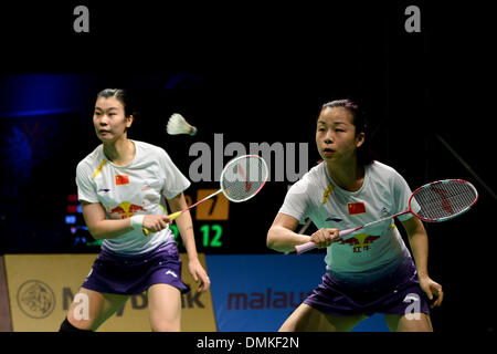 Kuala Lumpur, Malesia. 15 Dic, 2013. Codolo Jinhua (L) e Ma Jin della Cina competere durante il doppio femminile finale contro Rytter descrivono Juhl e Christinna Pedersen della Danimarca al mondo BWF Superseries Finals di Kuala Lumpur in Malesia, Dec, 14, 2013. Credito: Chong Voon Chung/Xinhua/Alamy Live News Foto Stock