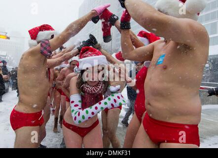 Toronto, Canada. Xiv Dic, 2013. I partecipanti in costume da celebrare dopo il 2013 Toronto Santa Speedo Run a Toronto, Canada, 14 dicembre, 2013. L'evento richiesto ai partecipanti di eseguire 3 miglia nei loro costumi da bagno per raccogliere fondi per i bambini malati. Credito: Zou Zheng/Xinhua/Alamy Live News Foto Stock