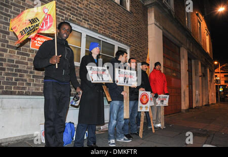 Brighton, Sussex, Regno Unito. Xiv Dic 2013. I membri dei vigili del fuoco unione in sciopero al di fuori del Preston Circus la stazione dei vigili del fuoco Foto Stock