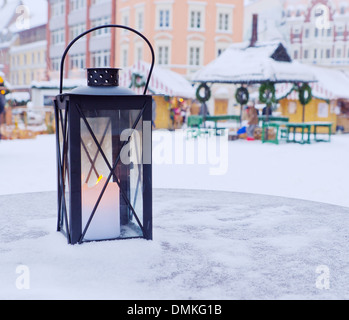 Lanterna su un tavolo su uno sfondo del Mercatino di Natale Foto Stock