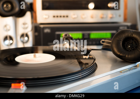 Di età compresa tra gli strumenti di audio e attrezzature come le cuffie e la piattaforma girevole Foto Stock