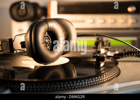 Di età compresa tra gli strumenti di audio e attrezzature come le cuffie e la piattaforma girevole Foto Stock