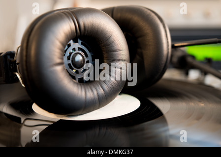 Di età compresa tra gli strumenti di audio e attrezzature come le cuffie e la piattaforma girevole Foto Stock