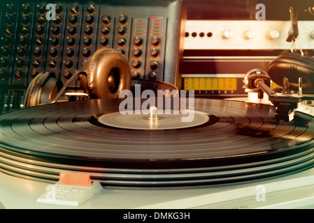 Di età compresa tra gli strumenti di audio e attrezzature come le cuffie e la piattaforma girevole Foto Stock