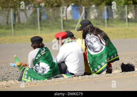 Qunu, Sud Africa. 15 dic 2013. Persone in lutto si riuniscono come Madiba del funerale di stato avviene il 15 dicembre 2013 in Mthatha, Sud Africa. Mandela il corpo rimarrà nella sua città natale di Qunu, Eastern Cape, durante la notte e di essere sepolto Domenica. Il sig. Mandela passate la sera del 5 dicembre 2013 nella sua casa di Houghton all'età di 95. Mandela divenne il Sud Africa il primo presidente nero nel 1994 dopo aver trascorso 27 anni in carcere per il suo attivismo contro l apartheid in razziale-divisa in Sud Africa. Credito: Gallo immagini/Alamy Live News Foto Stock