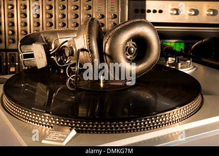 Di età compresa tra gli strumenti di audio e attrezzature come le cuffie e la piattaforma girevole Foto Stock