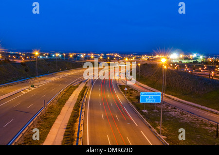 3 radiali di autostrada a pedaggio, Vista notte. Madrid, Spagna. Foto Stock