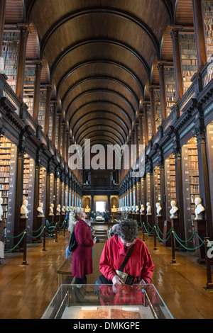 La vecchia biblioteca presso il Trinity College, la più antica biblioteca IN IRLANDA, Nassau Street, Dublin, Irlanda Foto Stock