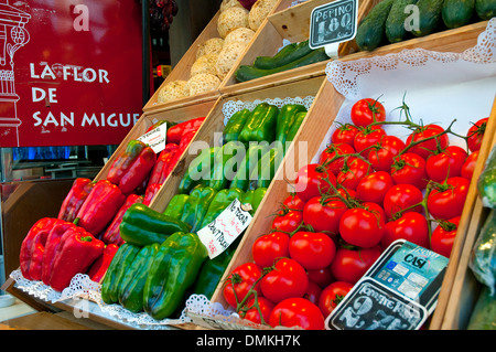 Fruttivendolo. San Miguel mercato, Madrid, Spagna. Foto Stock