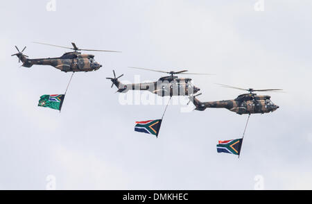 Qunu, Capo orientale del Sud Africa. 15 Dic, 2013. Elicotteri volare al di sopra del sito di Nelson Mandela i funerali in Qunu, Capo orientale del Sud Africa, Dic 15, 2013. Nelson Mandela i funerali del servizio termina nel suo villaggio ancestrale di Qunu in Eastern Cape di domenica. Egli è stato sepolto accanto ai suoi parenti come egli ha voluto in Qunu, un piccolo villaggio dove Mandela ha trascorso la maggior parte degli anni nella sua infanzia. Credito: Meng Chenguang/Xinhua/Alamy Live News Foto Stock