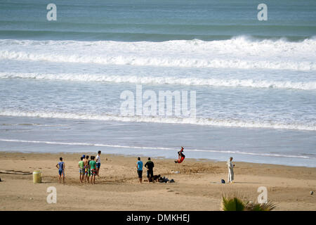 I giovani di giocare a calcio in spiaggia ad Agadir, Marocco, 15 dicembre 2013. Il Bayern Monaco dovrà affrontare Guangzhou Evergrande FC nella semifinale partita di calcio di club FIFA World Cup 2013 il 17 dicembre 2013. Foto: David Ebener/dpa Foto Stock