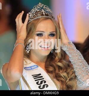 Magdeburg, Germania. Xiv Dic, 2013. Miss Intercontinental 2013 Ekaterina Plekhova sorride dopo la sua vittoria a Magdeburgo, Germania, 14 dicembre 2013. Il 23-anno-vecchia donna ha vinto il concorso contro i 58 partecipanti. Foto: Jens Wolf/dpa/Alamy Live News Foto Stock