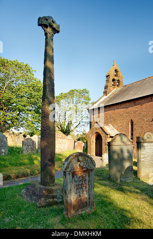 Southampton testa a ruota croce, il più alto Viking cross in Inghilterra eretta nell'anno 940, può essere trovato nella St Mary's sagrato. Foto Stock