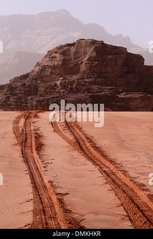 Le vie sulle sabbie @visita a Wadi Ram - Giordania Foto Stock