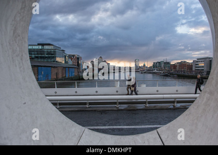 Ponte a forma di lira sul fiume Liffey, Samuel Beckett BRIDGE, New Docks quartiere, Dublino, Irlanda Foto Stock