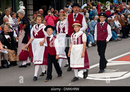Famiglia in costumi tradizionali, Swiss sfilata in costume, Interlaken, Svizzera Foto Stock